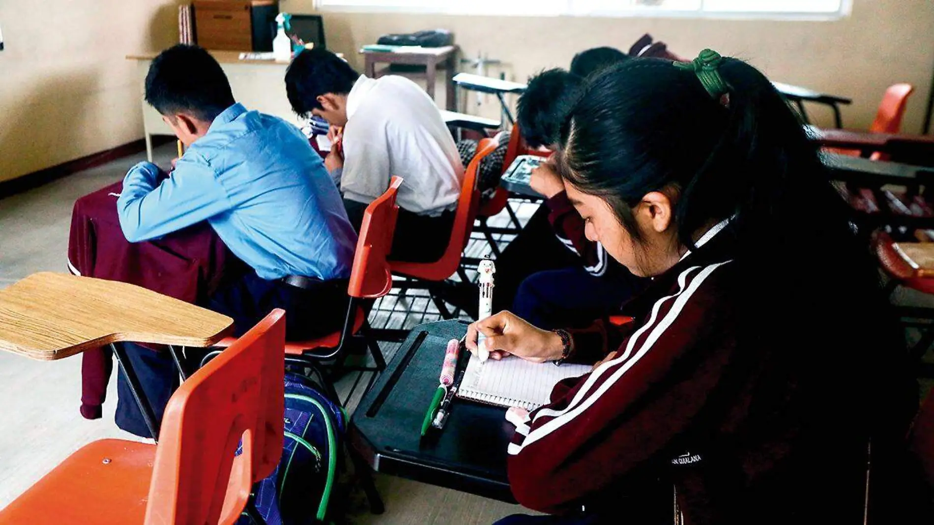 Alumnos de secundaria en clase